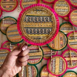 Abanicos Decorativos Festivos Hechos a Mano con Bordado Tradicional, Detalles de Espejo y Bordes Vibrantes en Rosa y Verde - Product Image 1