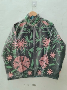 เสื้อแจ็คเก็ตกำมะหยี่สีเทาปักลายดอกไม้สีชมพูและลายเถาวัลย์สีเขียวแบบแฮนด์เมด |   เสื้อแจ็คเก็ตผู้หญิงงานฝีมืออินเดีย - Product Image 5