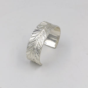 Bracelet manchette en laiton argenté fait main avec plume - Jonc ouvert gravé motif feuille style bohème - Cadeau ajustable inspiré de la nature pour elle - Product Image 4