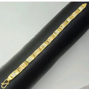 Pulsera de Diseño para Hombre en Oro de 22K con Patrón de Corte de Diamante, Acabado Premium, Elegante para Uso Diario, Joyería de Boda para Hombres - Product Image 1