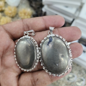 Pendentifs de forme ovale en pyrite naturelle Son augmentation de la force de la volonté énergétique et de la confiance Connexion au chakra du plexus solaire - Product Image 2