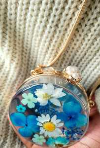 Pochette en résine avec fleurs pressées personnalisable et écologique Pink Meadow - Product Image 2