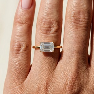 Anillo solitario de oro amarillo de 14 quilates con diamante cultivado en laboratorio de corte esmeralda de 1.70 quilates, anillo de compromiso clásico minimalista para mujer - Product Image 5