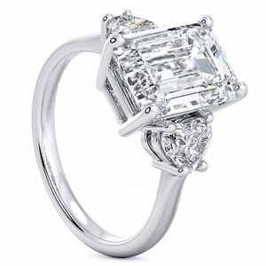 Bague de fiançailles traditionnelle en or blanc 14 carats avec diamants de laboratoire certifiés IGI, taille émeraude et taille cœur, 2,50 carats, trilogie VS1 - Product Image 2