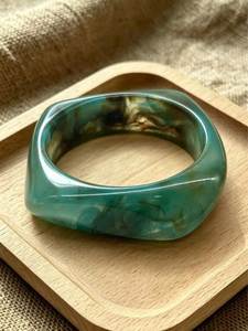 Brazalete de Resina Personalizado con Incrustaciones de Flores Naturales y Diseño Artesanal Elegante - Product Image 4