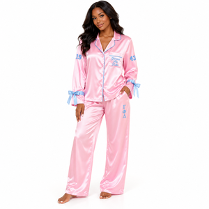 Ensemble de pyjama en satin pour femmes Gamma Phi Delta, manches longues, boutonné, brodé, deux pièces, rose avec bordure bleue, ensemble de détente - Product Image 1