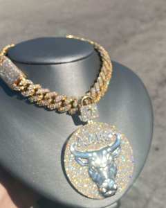 Pendentif Médaillon Tête de Taureau Luxe Sertie de Moissanite VVS, Chaîne Cubaine en Or, Bijoux Hip Hop, Icône de Puissance - Product Image 1
