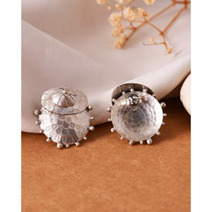 Boucles d'oreilles à clous en argent à trois voies par Meera Jaipur, design à la mode avec un attrait élégant, origine Inde - Product Image 4