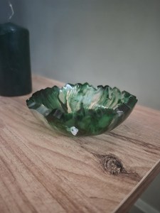 ชามเรซิ่นสีเขียวทำมือ รูปทรงกลีบดอกไม้ ของตกแต่งกลางโต๊ะ ชามศิลปะสีรุ้ง ของตกแต่งบ้านที่ไม่เหมือนใคร |   ของขวัญ - Product Image 3