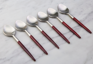 Ensemble de couverts modernes en argent avec manches en plastique rouge, compatibles lave-vaisselle, pour un usage quotidien et les occasions spéciales - Product Image 2