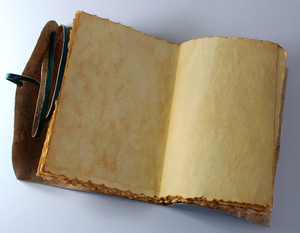 สมุดบันทึกปกแข็งทำจากกระดาษรีไซเคิลลายโบราณสุดหรู พร้อมสายหนัง - Product Image 3