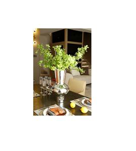 Vase à fleurs élégant en métal, doté d'une structure artisanale, parfait pour les intérieurs contemporains, avec une surface éclatante et robuste. - Product Image 1