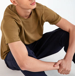 เสื้อยืดผู้ชายเนื้อผ้าบางเบา ระบายอากาศดี สีพื้น ผลิตตามแบบ OEM ผ้าฝ้ายสีน้ำตาลล้วน คอกลม ขายส่ง เสื้อยืดแขนสั้นสีน้ำตาลล้วน - Product Image 5