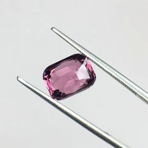 สปิเนลธรรมชาติทรงคุชชั่น 2.69 กะรัต คุณภาพระดับ AAA พร้อมประกายเงางาม สีสวยงาม ตัดและขึ้นรูปได้อย่างสมบูรณ์แบบ - Product Image 2