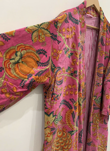 Robe kimono longue en soie/coton à imprimé floral rose, col en V, cordon de serrage sur le devant, longueur intégrale, élégante, luxueuse, pour la détente et le spa - Product Image 2