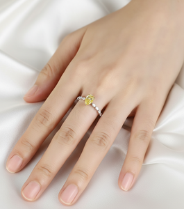 Bague de fiançailles tendance en argent sterling 925 avec diamant jaune taille poire de 1,25 carat, sertie de griffes et pierres latérales, cadeau pour femme - Product Image 3