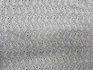 ผ้าฝ้ายแท้ Hakoba ลายฉลุ 75 GSM กว้าง 44 นิ้ว ลายดอกไม้ปักตาไก่สุดหรู สำหรับชุดฤดูร้อนและเดรส ยาว 20 เมตร - Product Image 2