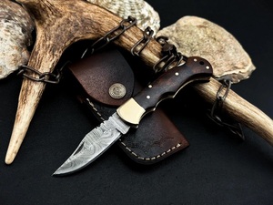 Cuchillo Plegable de Acero de Damasco de Grado Industrial Hecho a Mano con Mango de Madera y Funda de Cuero para Acampar al Aire Libre - Product Image 1