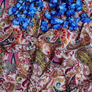 Tissu Crêpe Léger Blanc Ivoire Majestueux avec Broderie Paisley et Paillettes Scintillantes, 44 Pouces, Matière Ethnique Indienne - Product Image 5