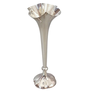 Vase en métal vintage en forme de trompette, fait main, écologique, forme conique, base cannelée, pour arrangements floraux de mariage ou d'anniversaire - Product Image 1