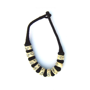 Collier ethnique perlé avec perles à motifs crème et noirs, bijoux unisexes en corde de chanvre pour femmes et hommes au meilleur prix de gros - Product Image 1