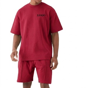 ชุดเสื้อยืดและกางเกงขาสั้นโอเวอร์ไซส์ผ้าฝ้าย 100% สีแดงพรีเมียม - ชุดลำลองผู้ชายแบบสองชิ้นทรงหลวมไหล่ตก - Product Image 1
