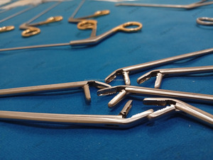 Pinzas de agarre quirúrgicas artroscópicas de acero inoxidable hechas a mano, con fuente de alimentación manual, certificadas por MOL, reutilizables - Product Image 2