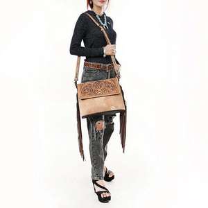 Sac à bandoulière léger en cuir véritable 100% sculpté à la main avec motifs floraux, style bohème, pour femme, avec rabat, idéal pour l'été - Product Image 2