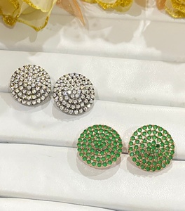 RAY FINE ORNATES ต่างหูทรงกลมประดับมรกตชุบทองคำขาว 14K ดีไซน์ทันสมัย ได้รับการรับรองจาก IGI ของขวัญเครื่องประดับสำหรับวันครบรอบ เหมาะสำหรับทุกเพศ - Product Image 2