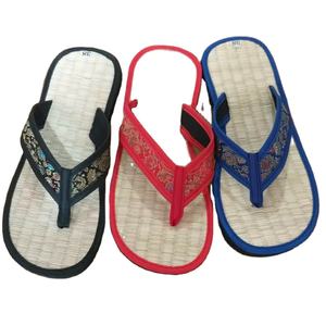 Chaussures de mode écologiques tissées à la main en jacinthe d'eau à prix compétitif pantoufle en matériau naturel pour l'exportation de la plage - Product Image 2