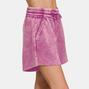 Shorts de moda para mujer con material transpirable y corte moderno, ideales para días de playa y aventuras al aire libre. - Product Image 2