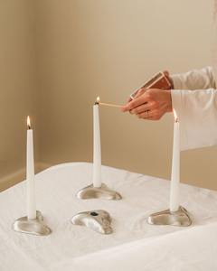 Portavelas Decorativo de Metal, Adorno Contemporáneo para Estante de Sala de Estar, Diseño Interior Minimalista - Product Image 1