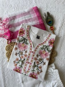 Conjunto de Traje Bordado de Algodón Khadi Blanco Premium para Mujer con Dupatta con Bordado Multihilo y Forro de Algodón - Product Image 4