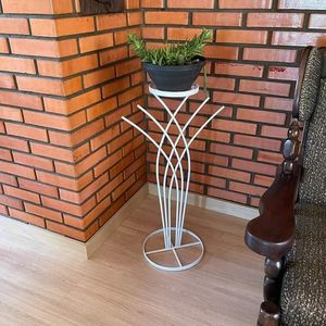 Support de pot de fleurs décoratif en fer, adapté aux balcons, jardins, salons et aux présentoirs de plantes intérieurs élégants - Product Image 1