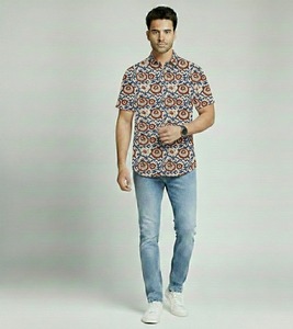 เสื้อเชิ้ตผู้ชายผ้าฝ้ายลายบาติกแบบขายส่ง เป็นมิตรกับสิ่งแวดล้อม ระบายอากาศได้ดี ปกคอปกติ ติดกระดุมเม็ดเดียว เหมาะสำหรับงานปาร์ตี้ฤดูร้อน - Product Image 5