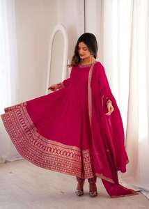 ชุดเดรสยาวแบบ Anarkali ผ้าไหมวิชิตราเนื้อหนา ปักลายด้วยดิ้นดอริ จารี และเลื่อม พร้อมผ้าคลุมไหล่และกางเกง ชุดเย็บสำเร็จ (MPY 75) DC - Product Image 3