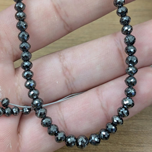 Perles de diamant noir naturel facettées rondes AAA de 4 mm, brin de 15 pouces, fournisseur en gros de perles de diamant en vrac - Product Image 1