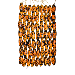 Cuentas de tubo ovaladas con patrón tribal naranja y negro de 12×28 mm con acabado brillante |   Cuentas Acrílicas para Abalorios, Collares y Manualidades - Product Image 1