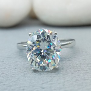 Anillo de Compromiso Solitario de Moissanita en Oro Amarillo de 10K con Forma Ovalada de 2 CT, Anillo de Bodas de Plata de Ley con Baño de Rodio, Regalo de Lujo - Product Image 1