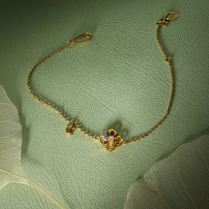 สร้อยข้อมือทอง 18K ชุบทองรูปใบโคลเวอร์สี่แฉกประดับเพชร CZ สำหรับผู้หญิง |   สร้อยข้อมือโซ่ปรับได้ลายนำโชค |   ดอกไม้สไตล์มินิมอล กลิ่นกานพลู - Product Image 3
