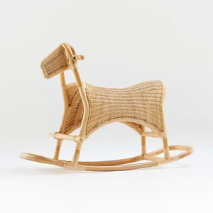 Fauteuil à bascule pour enfants en rotin naturel. Fauteuil à bascule en forme de cheval. - Product Image 2