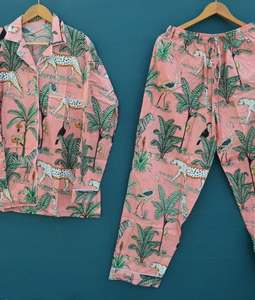 Conjunto de pijama con estampado animal rosa para mujer, ropa de dormir de algodón de manga larga, cuello vuelto informal, cintura elástica - Product Image 1