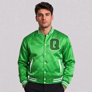 Chaqueta Varsity Verde Satinada para Hombre con Letra Q Bordada, Estilo Preppy, Chaqueta de Béisbol para Otoño - Product Image 1