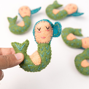 Mini Sirena de Fieltro de Lana de 7 cm, Sirena Verde Hecha a Mano para Decoración de Habitación Infantil, Comercio Justo y Hecho a Mano - Product Image 4