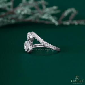 Anillo de compromiso de lujo Toi et Moi con diamantes cultivados en laboratorio de corte pera y ovalado, banda pavé cruzada de oro blanco de 18K - Product Image 4