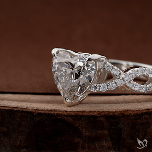 แหวนหมั้นเพชรทรงหัวใจ 2 กะรัต ดีไซน์เกลียวประดับเพชรแบบ Pave  รับรองโดย IGI ทองคำขาว 10K แหวนเจ้าสาว - Product Image 2