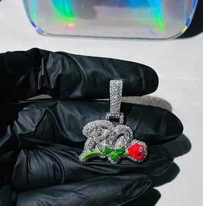 Bijoux hip-hop personnalisés Pendentif en diamant plaqué or et argent avec lettre personnelle Colliers élégants pour les occasions de fête - Product Image 1