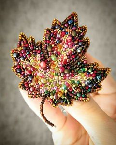 Broche artisanale brodée à la main avec perles, accessoire de mode artistique de luxe, parfaite pour un cadeau - Product Image 5