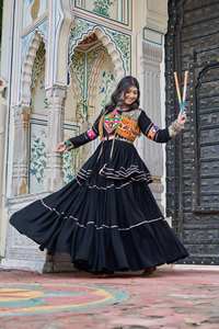 Ensemble festif Garba Ready en coton, comprenant Choli, Lehenga, Gamthi, Koti, avec ornements en miroir, Sikka, dentelle et ruban, et jupe évasée de neuf mètres (IZN 120)DC - Product Image 5