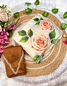 Sari en soie tabby pure et douce avec de magnifiques imprimés floraux et une bordure khatli moti richement travaillée à la main, idéal pour les occasions spéciales et les mariages. - Product Image 1